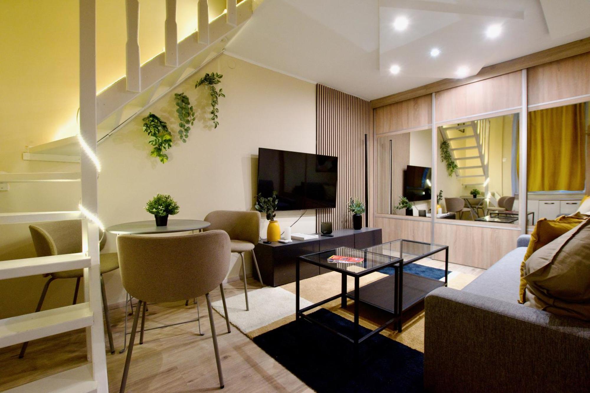 Standard By Hi5- In * Budapest